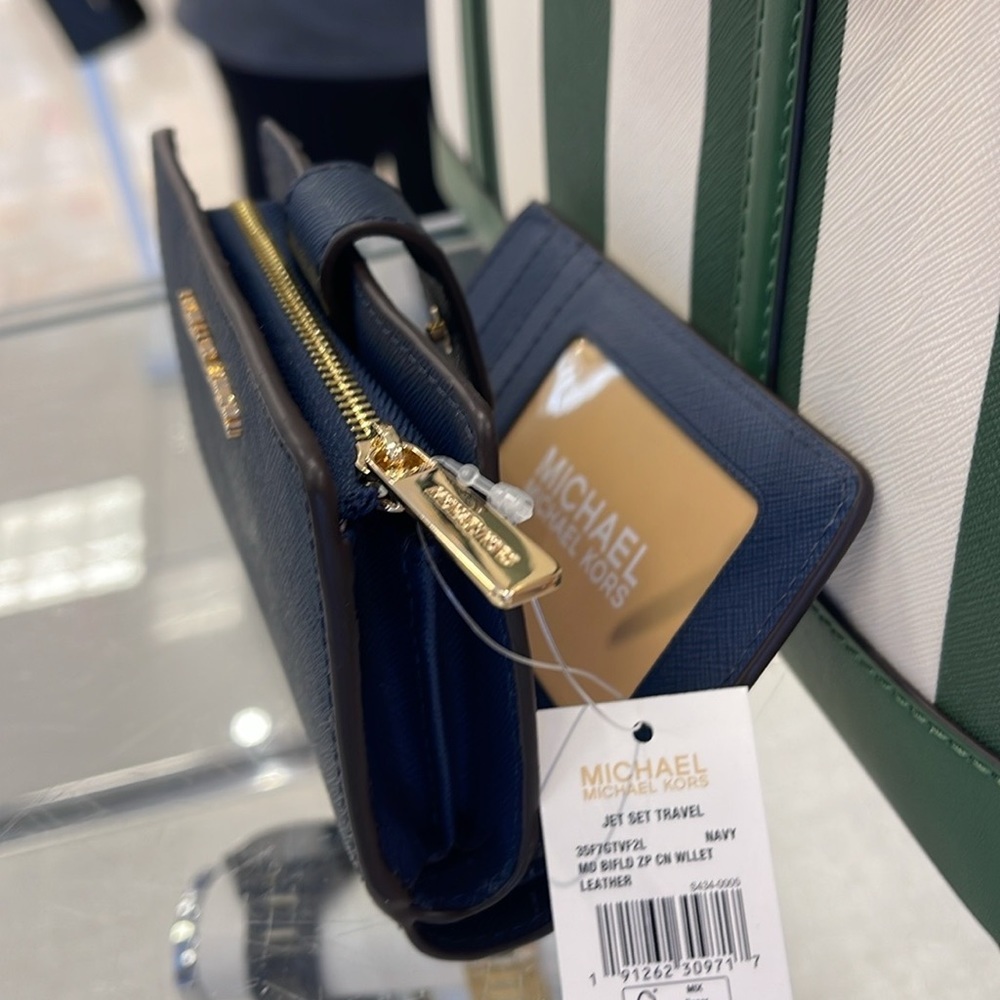 MICHAEL KORS
Medium Jet Set Travel Crossgrain Leather Bifold Zip Wallet
Navy
NWT - Picture 2 of 16